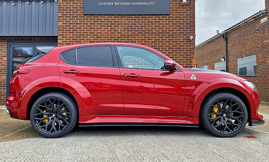 Alfa Romeo Stelvio Quadrifoglio von Deranged Der Alfa Romeo Stelvio Quadrifoglio von Deranged stehend seitlich.