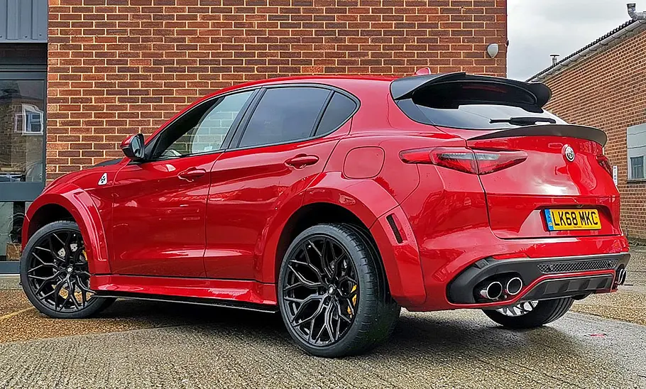 Alfa Romeo Stelvio Quadrifoglio von Deranged Der Alfa Romeo Stelvio Quadrifoglio von Deranged stehend von schräg hinten.