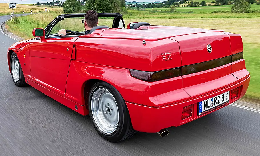 Der Alfa Romeo R.Z. fahrend von hinten.