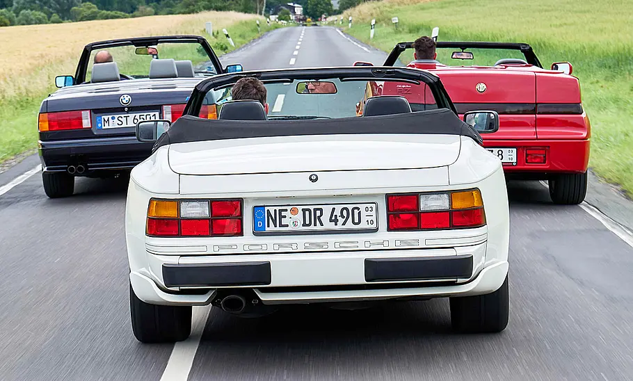BMW M3 Cabrio, Porsche 944 S2 Cabrio und Alfa Romeo R.Z. fahrend von hinten.