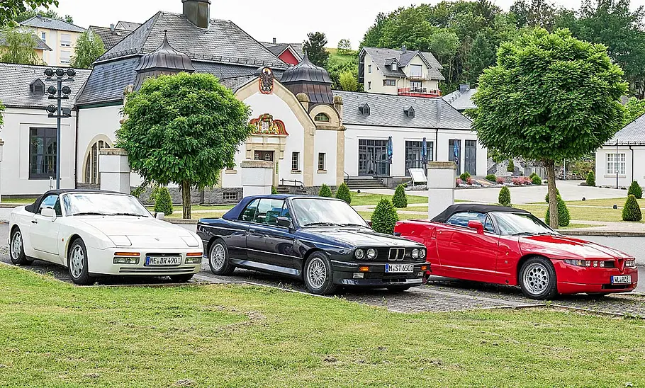 Porsche 944 S2 Cabrio, BMW M3 Cabrio und Alfa Romeo R.Z. stehend von vorne.