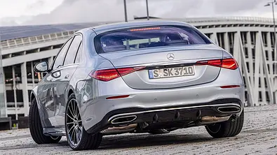 Allradlenkung: Das Bild zeigt eine Mercedes S-Klasse in einer Kurve mit mitlenkender Hinterachse. - Foto: Mercedes
