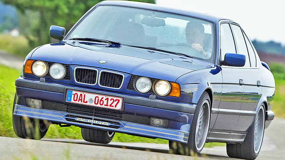Der Alpina B10 Bi-Turbo fahrend von vorne fotografiert.