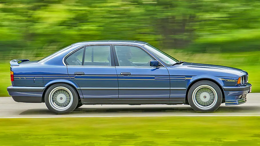 Der Alpina B10 Bi-Turbo fahrend von der Seite fotografiert.
