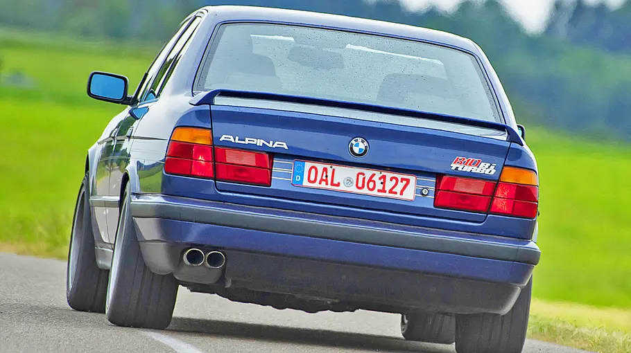 Der Alpina B10 Bi-Turbo fahrend von hinten fotografiert.