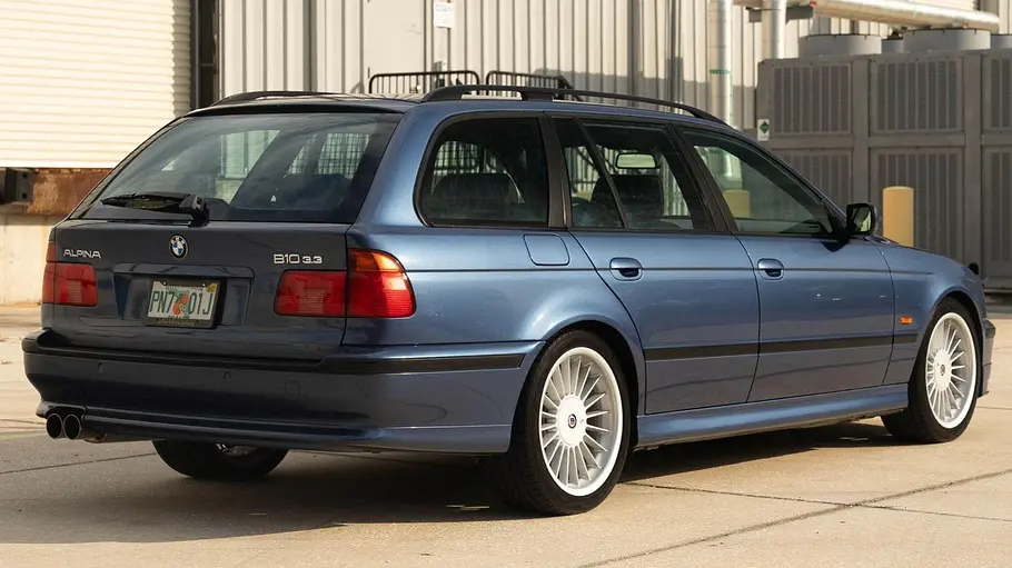 Alpina B10 3.3 Touring Der Alpina B10 3.3 Touring stehend von schräg hinten.