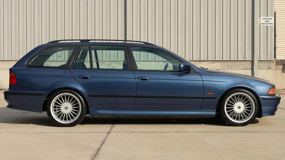Alpina B10 3.3 Touring Der Alpina B10 3.3 Touring stehend seitlich.