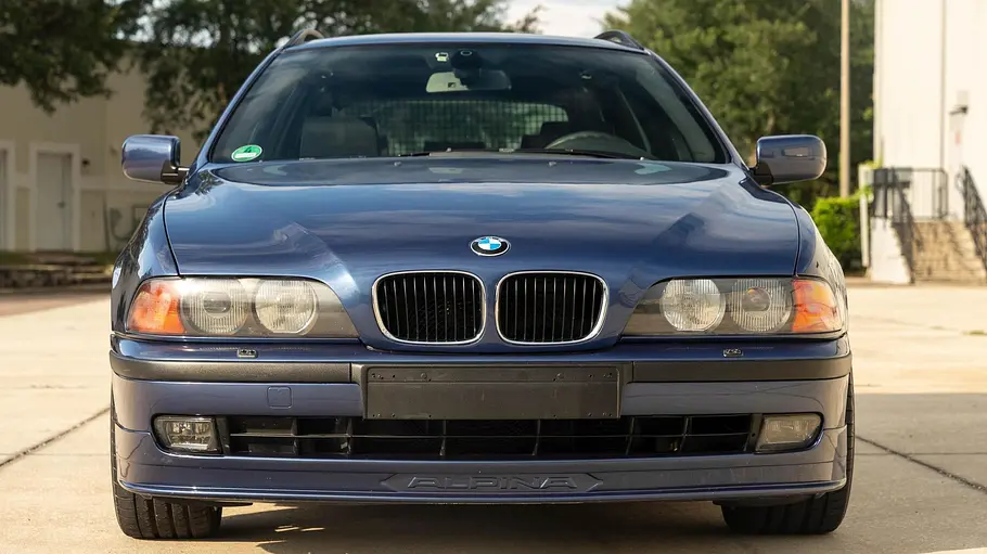 Alpina B10 3.3 Touring Der Alpina B10 3.3 Touring stehend von vorne.