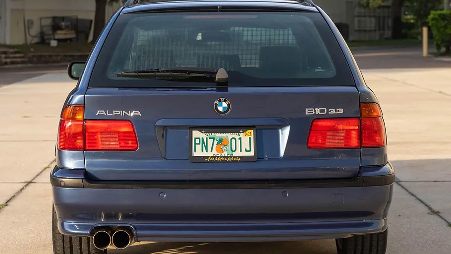 Alpina B10 3.3 Touring Der Alpina B10 3.3 Touring stehend von hinten.
