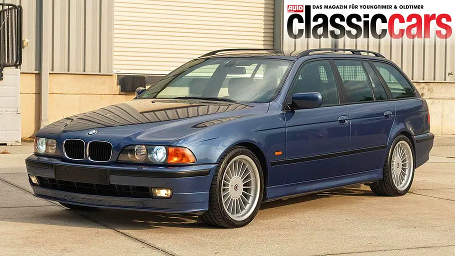 Alpina B10 3.3 Touring Der Alpina B10 3.3 Touring stehend von schräg vorne.