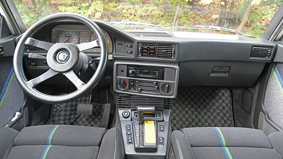 Alpina B10 3.5 Das Cockpit des Alpina B10 3.5.