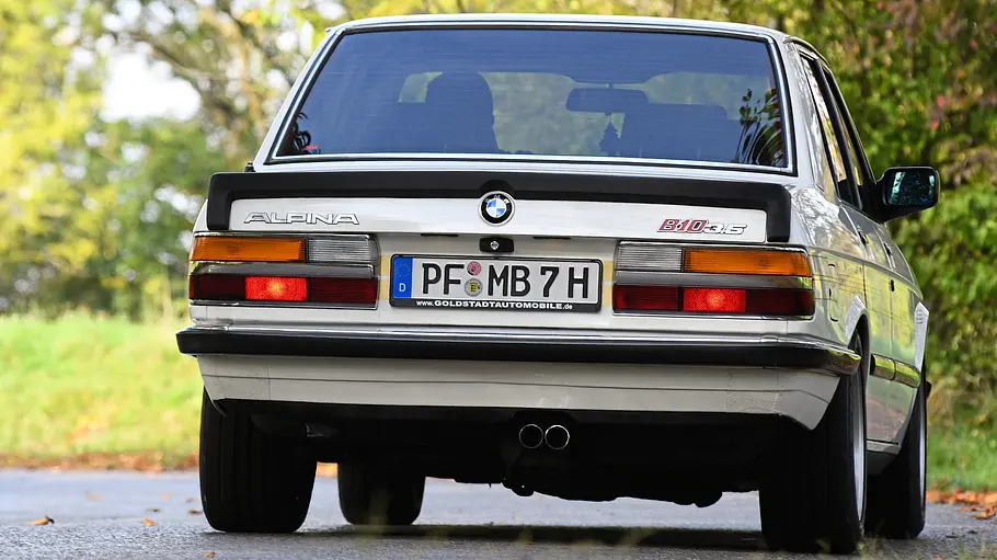 Alpina B10 3.5 Alpina B10 3.5 fahrend von hinten fotografiert.