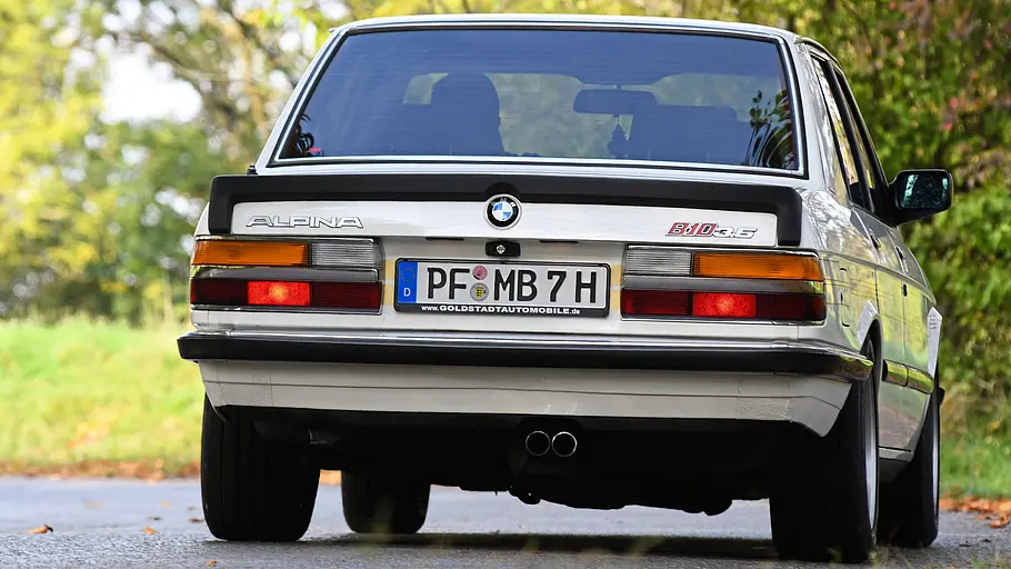 Alpina B10 3.5 Alpina B10 3.5 fahrend von hinten fotografiert.