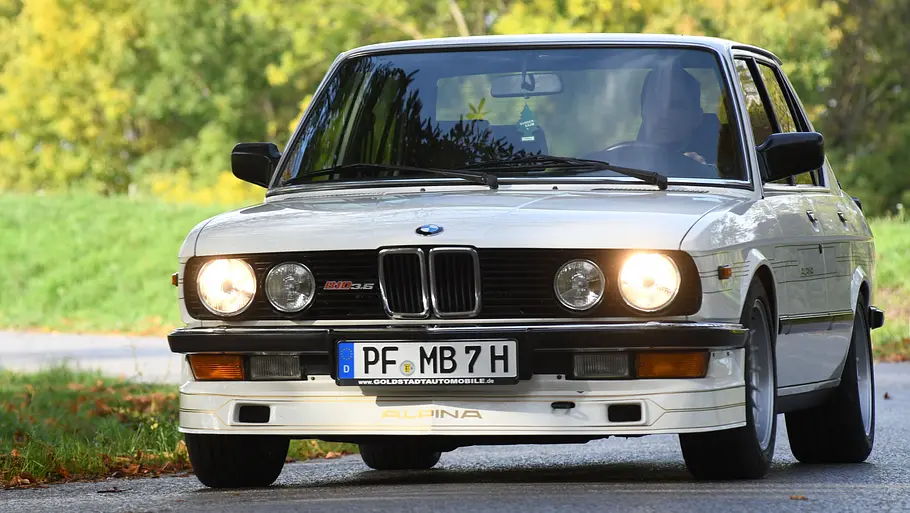 Alpina B10 3.5 Alpina B10 3.5 fahrend von vorne fotografiert.