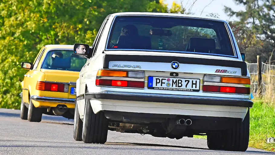 Alpina B10 3.5 / Mercedes 350 SE AMG Alpina B10 3.5 / Mercedes 350 SE AMG fahrend von schräg hinten fotografiert.