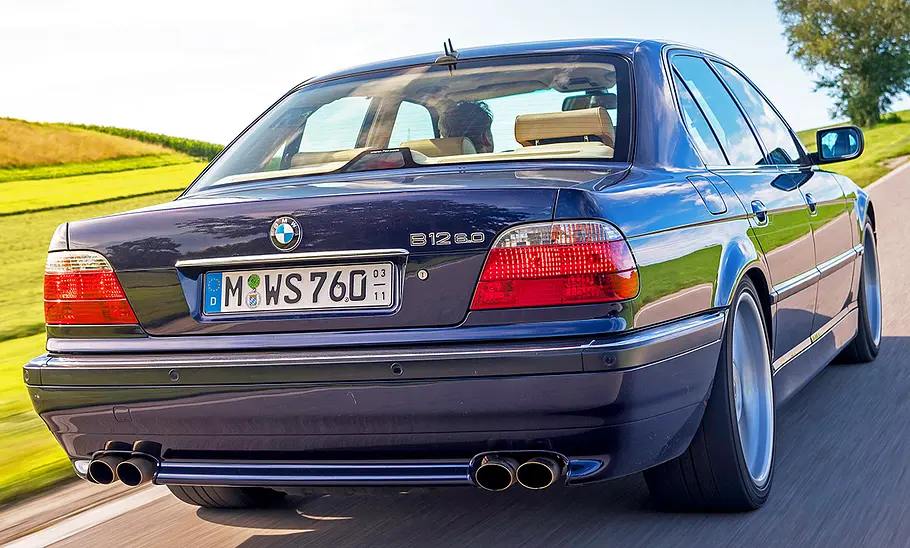 Der Alpina B12 6.0 fahrend von hinten.
