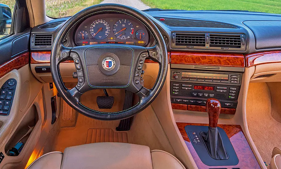 Das Cockpit des Alpina B12 6.0.