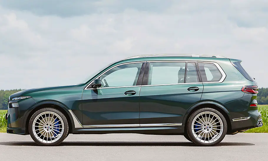 Der Alpina XB7 Manufaktur (2024) stehend von der Seite fotografiert.