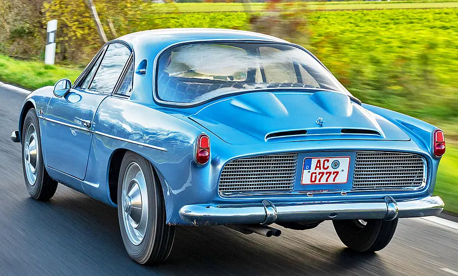 Die Alpine A108 (1965) fahrend von schräg hinten fotgrafiert.