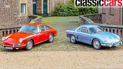 Der Porsche 901 und die Alpine A108 statisch schräg nebeneinander stehend von vorne fotografiert. - Foto: Frank Ratering