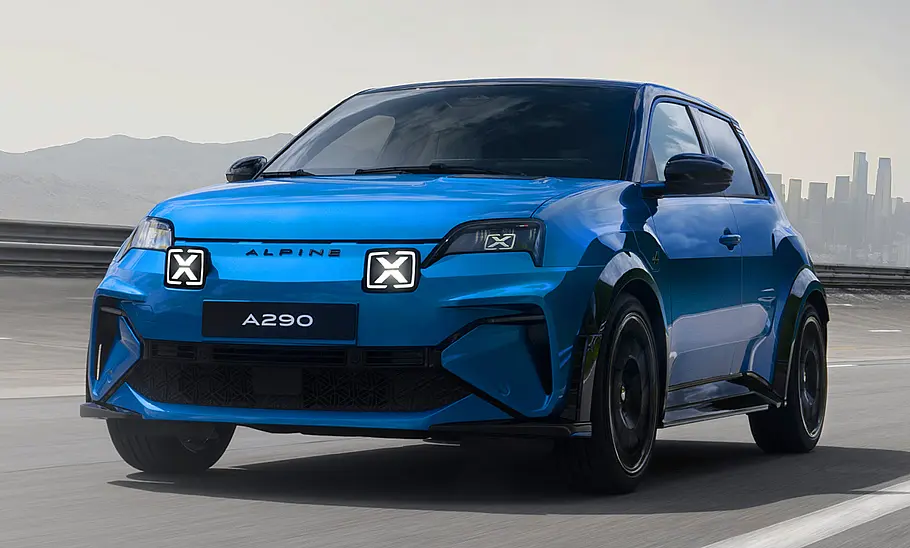Alpine A290 (2024) Die Alpine A290 (2024) fahrend von schräg vorne fotografiert.