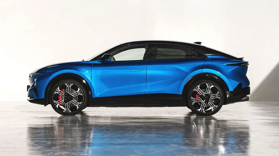 Die Alpine A390 GT steht vor weißem Hintergrund, von links fotografiert.