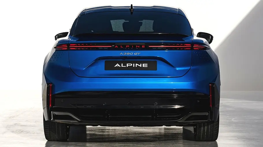 Die Alpine A390 GT steht vor weißem Hintergrund, von hinten fotografiert.