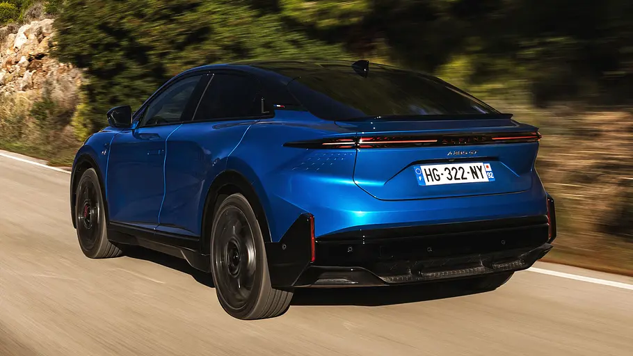 Die Alpine A390 GT fährt auf einer Landstraße, von hinten links fotografiert.