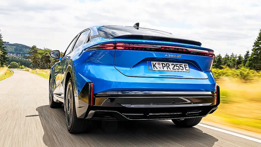 Alpine A390 GT Blick von hinten auf den fahrenden Alpine A390 GT.