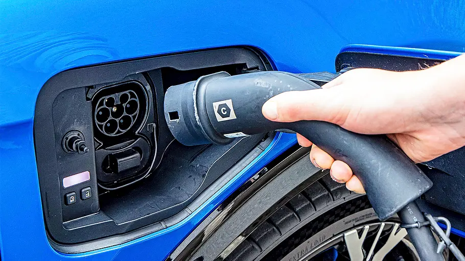 Alpine A390 GT Detailansicht auf den Ladeanschluss des Alpine A390 GT.