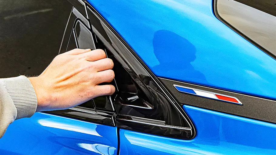 Alpine A390 GT Detailansicht auf die hinteren Türgriffe des Alpine A390 GT.