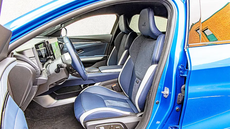 Alpine A390 GT Blick auf die Vordersitze im Innenraum des Alpine A390 GT.