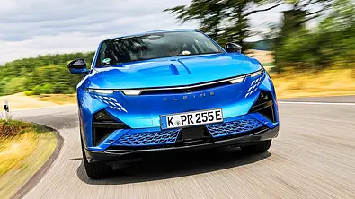 Blick von vorne auf den fahrenden Alpine A390 GT. - Foto: Daniela Loof