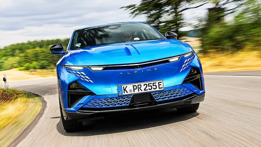 Alpine A390 GT Blick von vorne auf den fahrenden Alpine A390 GT.