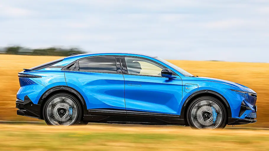 Alpine A390 GT Blick von der Seite auf den fahrenden Alpine A390 GT.