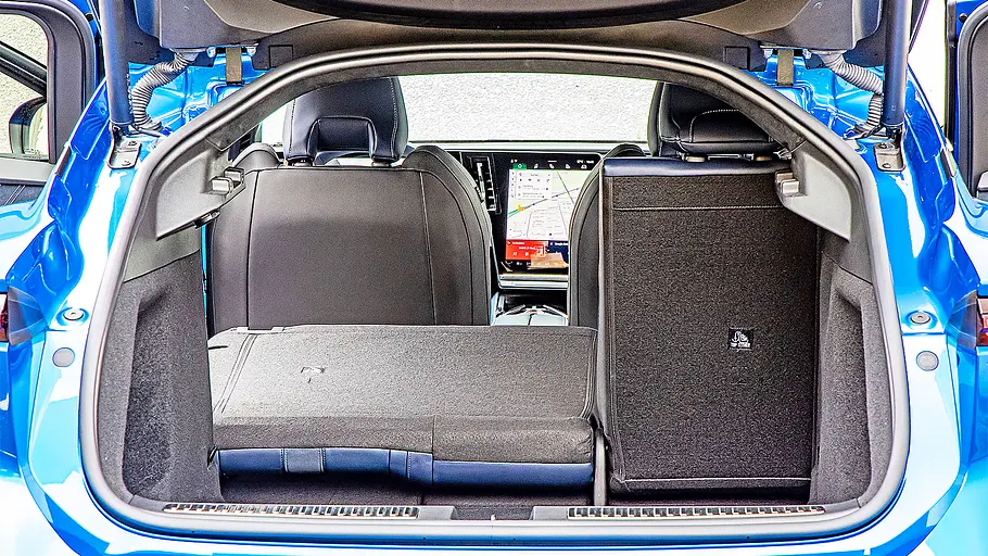 Alpine A390 GT Blick in den Kofferraum des Alpine A390 GT.