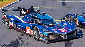 Die Alpine A424 (2025) stehend von schräg vorne. - Foto: Alpine