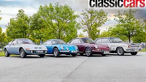 Der Opel GT 1900/Alpine A110/Porsche 912/Ford Capri 2000 GT nebeneinander stehend von vorne fotografiert. - Foto: Frank Ratering