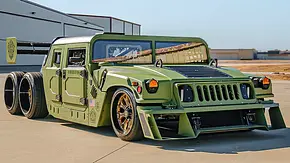 Ein getunter Humvee stehend von schräg vorne. - Foto: Barrett-Jackson
