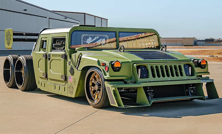Ein getunter Humvee stehend von schräg vorne.