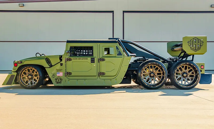 Ein getunter Humvee stehend seitlich.