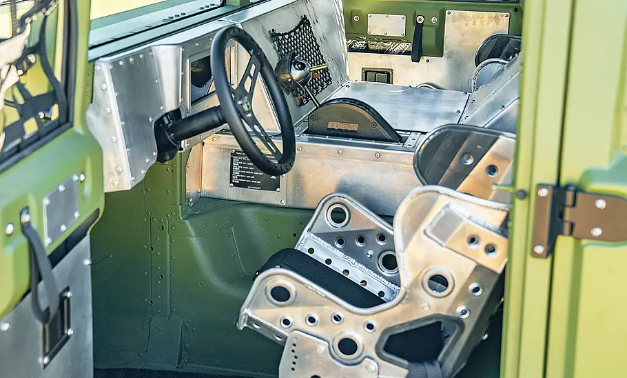 Der seitliche Blick in den Innenraum eines getunten Humvee.