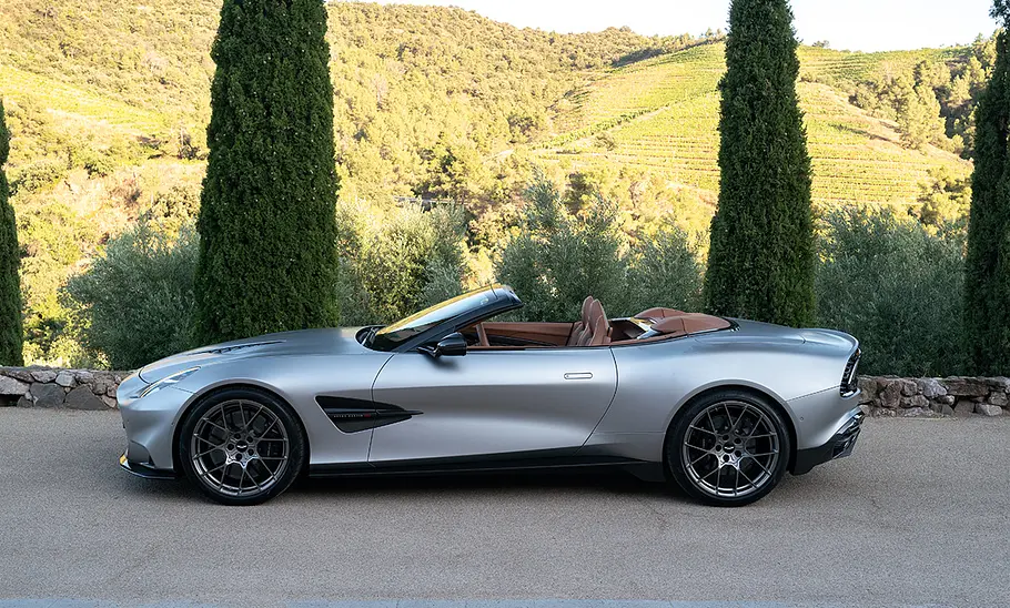 Der Aston Martin Vanquish Volante stehend mit offenem Verdeck.