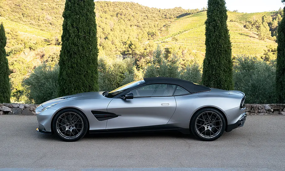 Der Aston Martin Vanquish Volante stehend mit geschlossenem Verdeck.