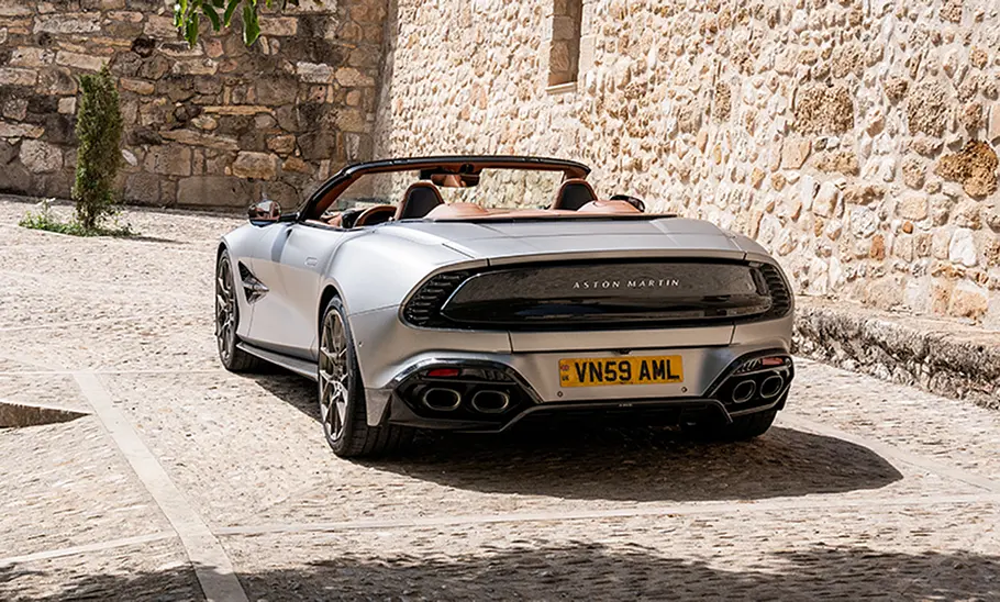 Der Aston Martin Vanquish Volante stehend von hinten. Das Verdeck ist offen.