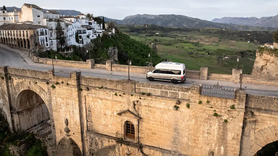 Draufsicht auf den VW Grand California auf der Ronda-Brücke von schräg oben links.