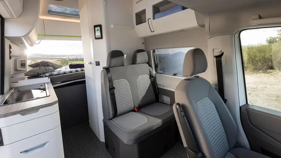 Durchsicht durch den Wohnraum des VW Grand California 600.