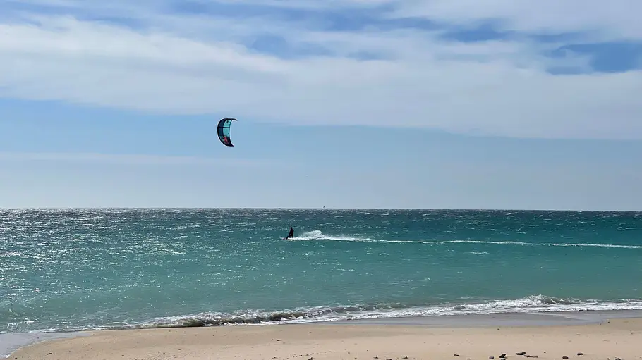 Ein Kitesurfer am Strand von Tarifa.