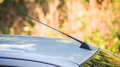 Antennenverstärker Auto - Foto: iStock/Mongkon N. Thongsai