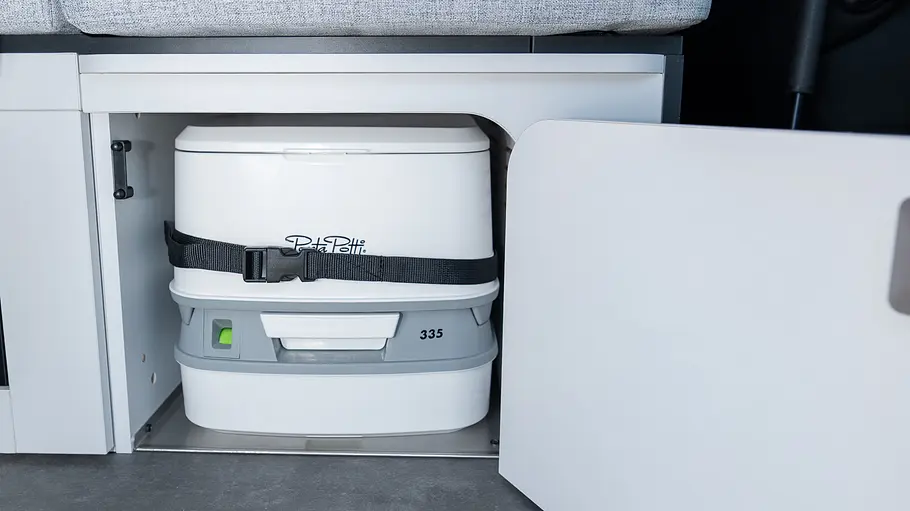 Das WC im Sitzbank-Staukasten des Antilope Van Flex 2.